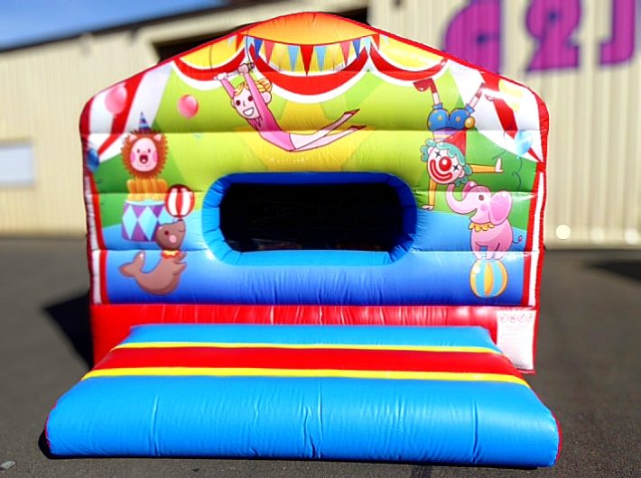 spécialisé dans les châteaux, et structure gonflable pour les crèche arbre de Noël en périgord, Bordelais , Charentais 